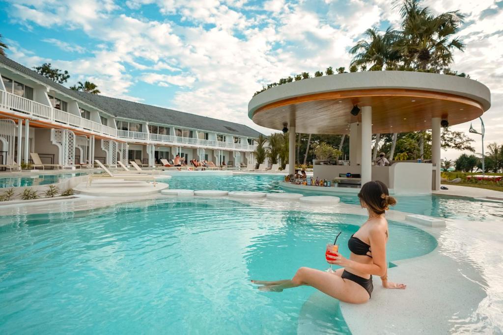 Der Swimmingpool an oder in der Nähe von Thavorn Palm Beach Resort Phuket