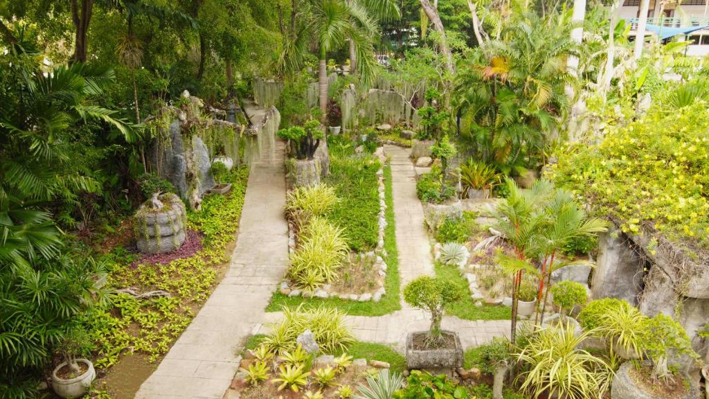 Ein Garten an der Unterkunft Thavorn Palm Beach Resort Phuket