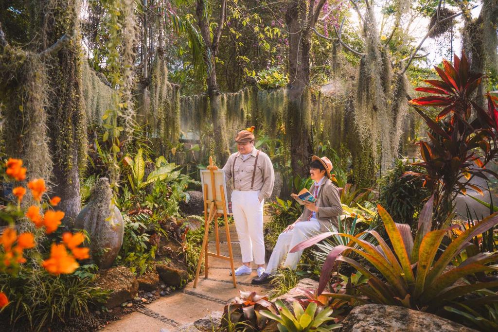 Ein Garten an der Unterkunft Thavorn Palm Beach Resort Phuket