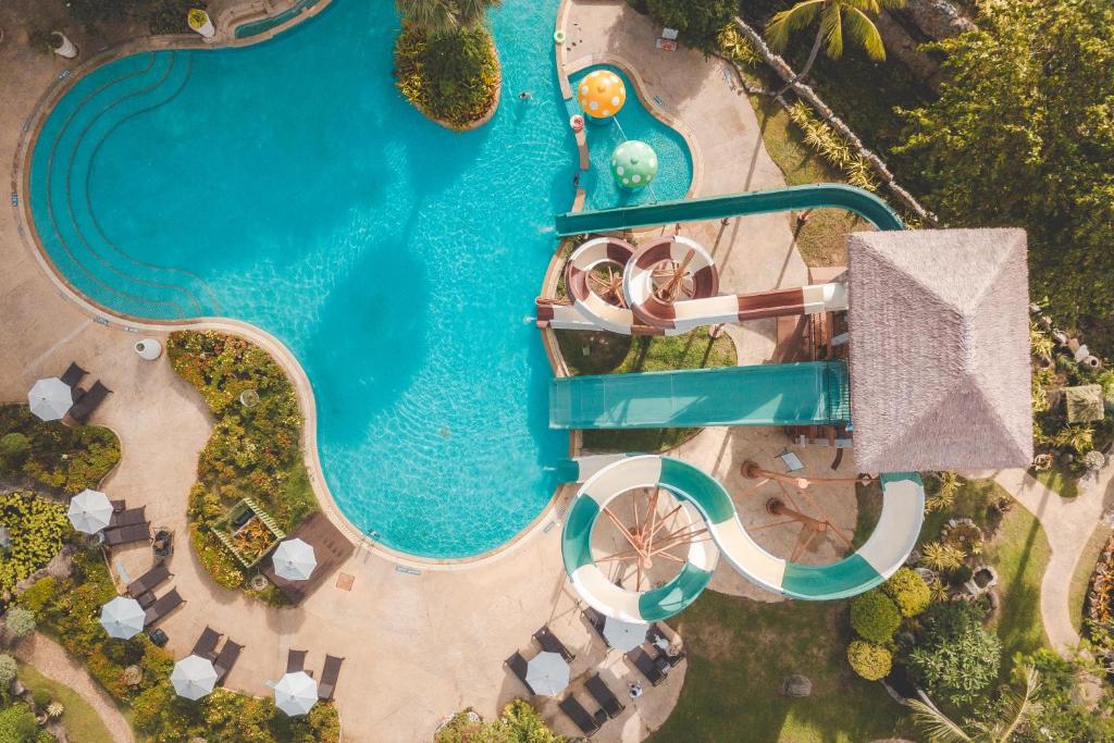 Der Swimmingpool an oder in der Nähe von Thavorn Palm Beach Resort Phuket