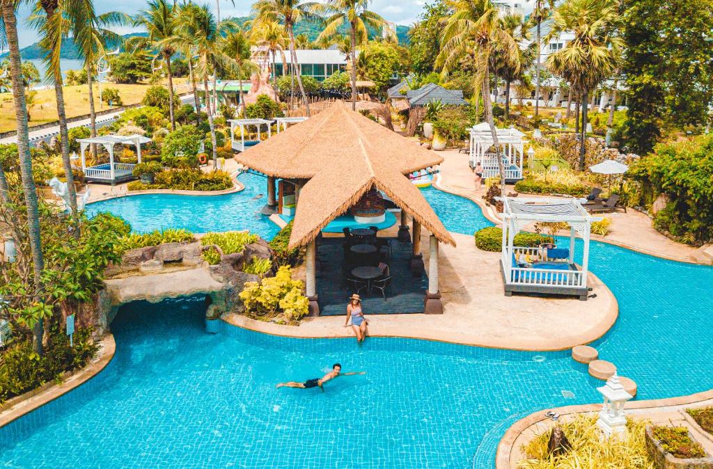 Der Swimmingpool an oder in der Nähe von Thavorn Palm Beach Resort Phuket