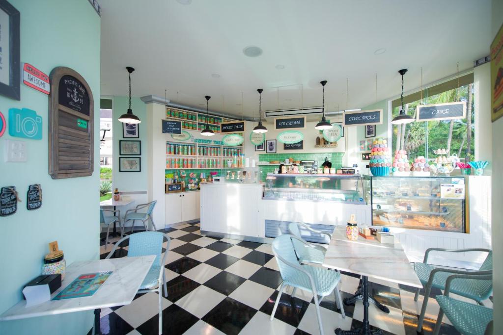 Ein Restaurant oder anderes Speiselokal in der Unterkunft Thavorn Palm Beach Resort Phuket 