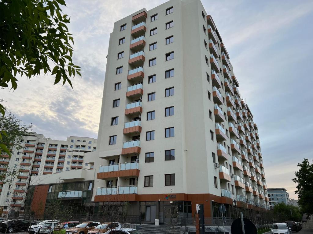 un edificio alto y blanco con balcones. en DEKO Apartments & Studios Near Palas Mall en Iaşi