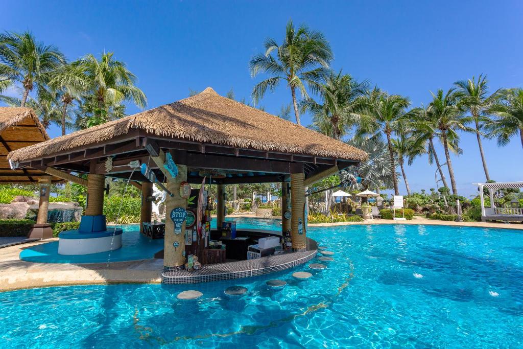 Der Swimmingpool an oder in der Nähe von Thavorn Palm Beach Resort Phuket