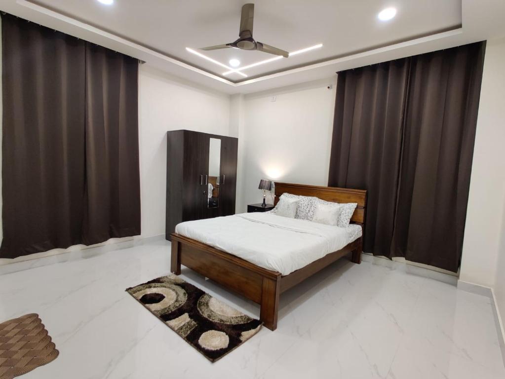 um quarto com uma cama e uma ventoinha de tecto em Runaway villa em Hyderabad