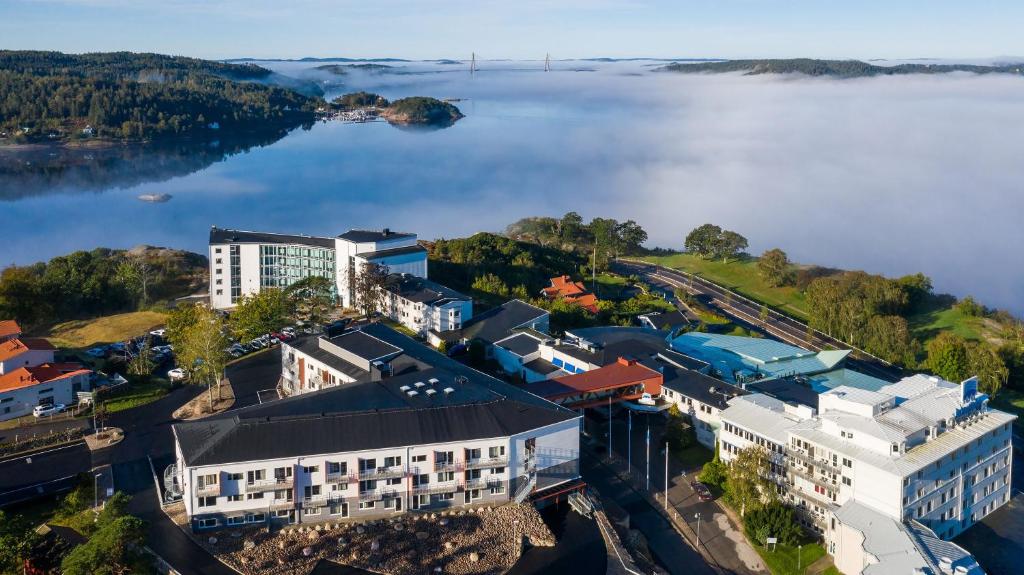 una vista aérea de una ciudad con un cuerpo de agua en Bohusgården Hotell & Konferens en Uddevalla