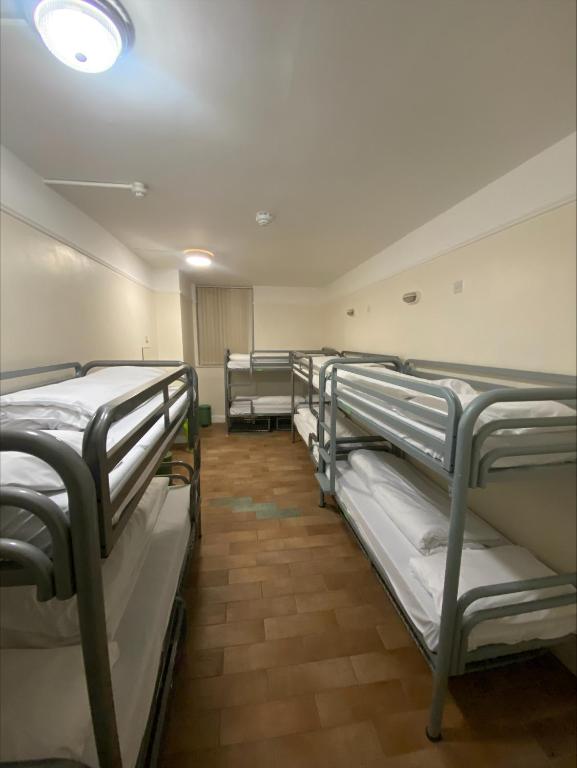 Postel nebo postele na pokoji v ubytování Gogartys Temple Bar Hostel