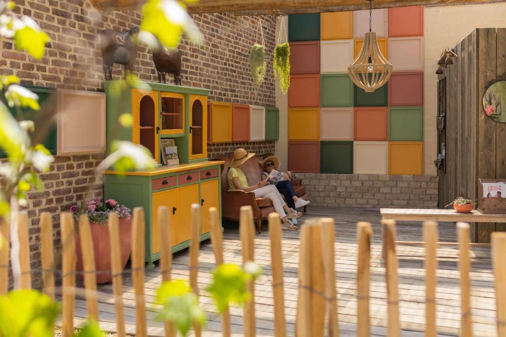 une clôture en bois avec une cuisine joueuse dans une maison dans l'établissement Time - Out Genoelselderen, à Riemst