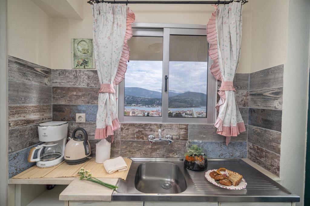 Kuchyňa alebo kuchynka v ubytovaní Aphrodite Superb Sea View Apartment