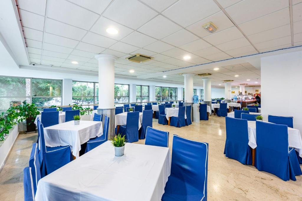 A restaurant or other place to eat at Hotel Toboso Almuñécar