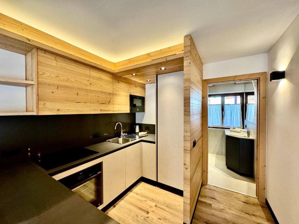 Cucina o angolo cottura di Dolomiti Luxury Mountain View BIKE FRIENDLY