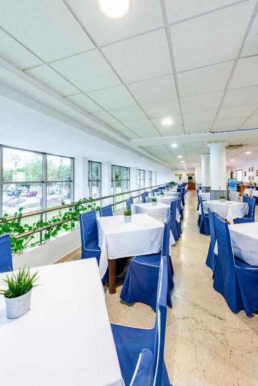 A restaurant or other place to eat at Hotel Toboso Almuñécar