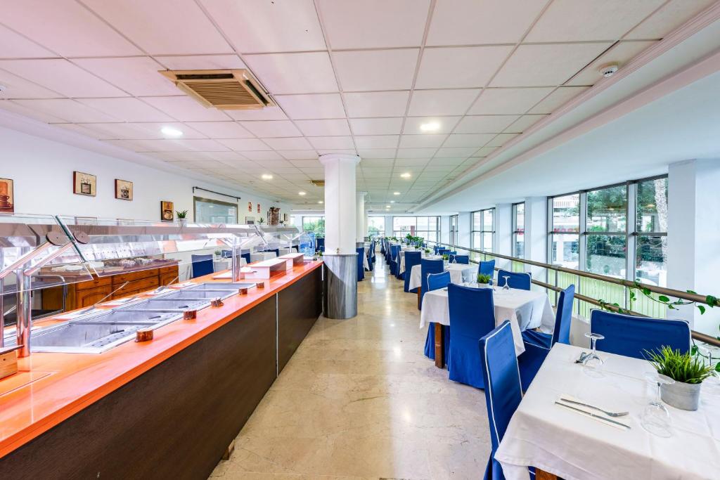 A restaurant or other place to eat at Hotel Toboso Almuñécar