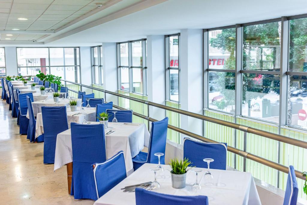 A restaurant or other place to eat at Hotel Toboso Almuñécar