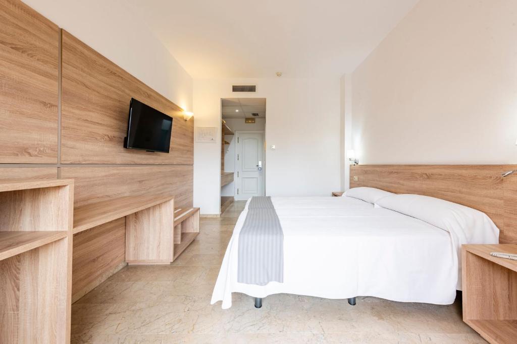 A television and/or entertainment centre at Hotel Toboso Almuñécar