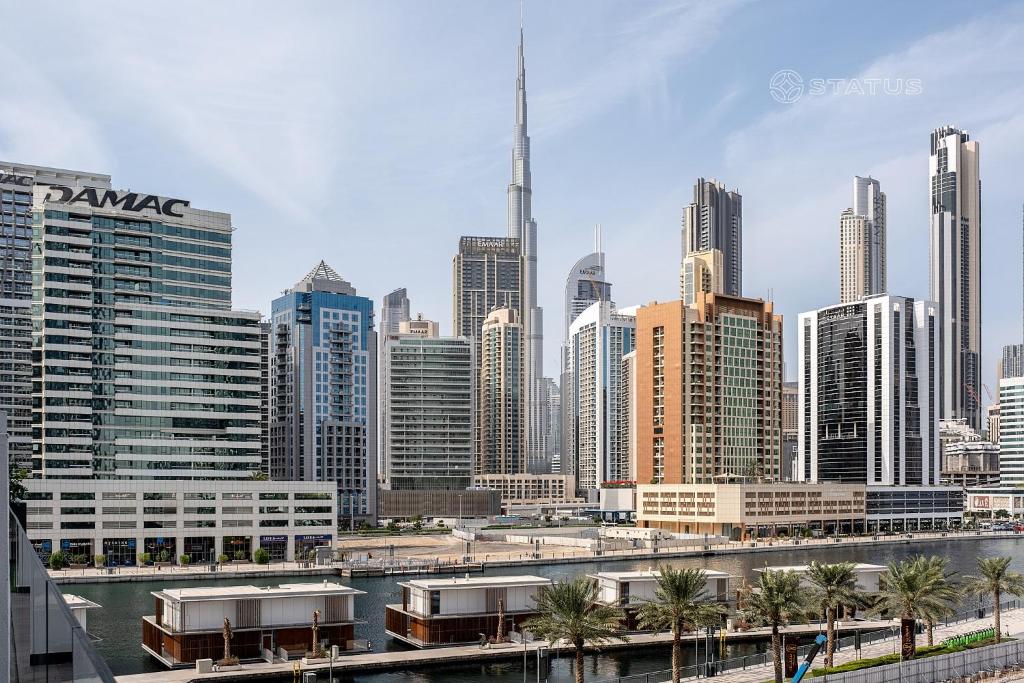 vista su una città con un fiume e su edifici di 2BR-D4-15NS Chic Business Bay Apt a Dubai