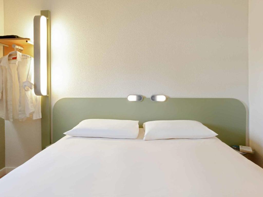 Postel nebo postele na pokoji v ubytování ibis budget Concarneau