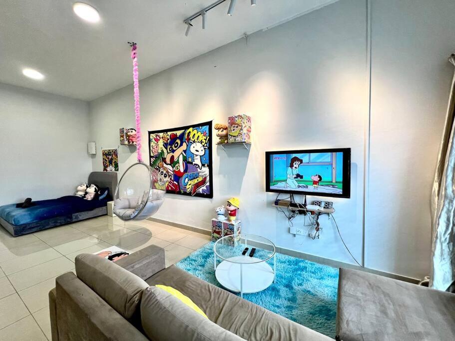 sala de estar con sofá y TV en B1610 Austin Height Crayon shin chan Home By Stay, en Johor Bahru