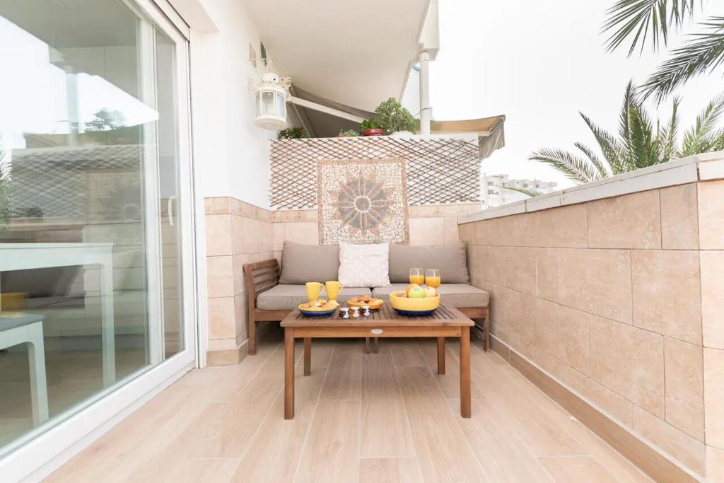 Elle comprend une petite terrasse avec une table et un canapé. dans l'établissement 234 - Puerto Estepona - Kai Alde, à Estepona