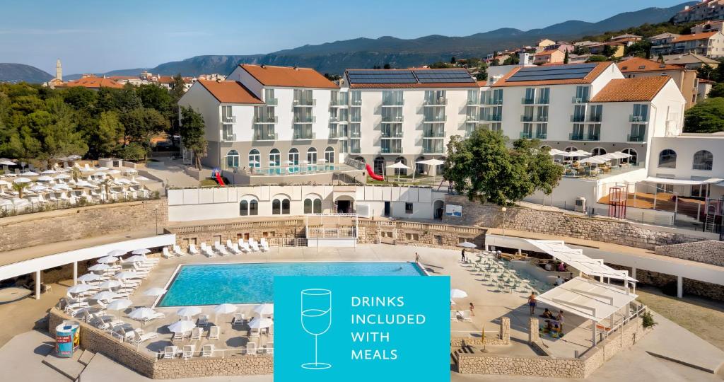 eine Luftansicht eines Hotels mit Pool in der Unterkunft Aminess Lišanj Family Hotel in Novi Vinodolski