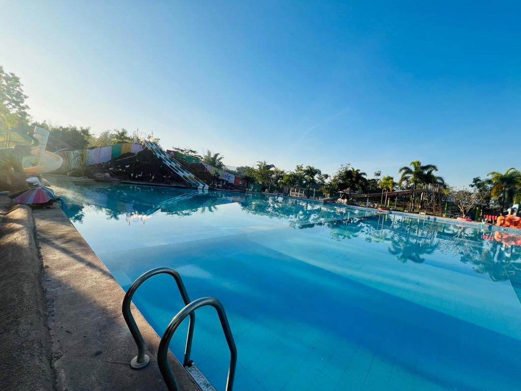 Bazén v ubytování Suannamphukradueng &Suansook Resort nebo v jeho okolí