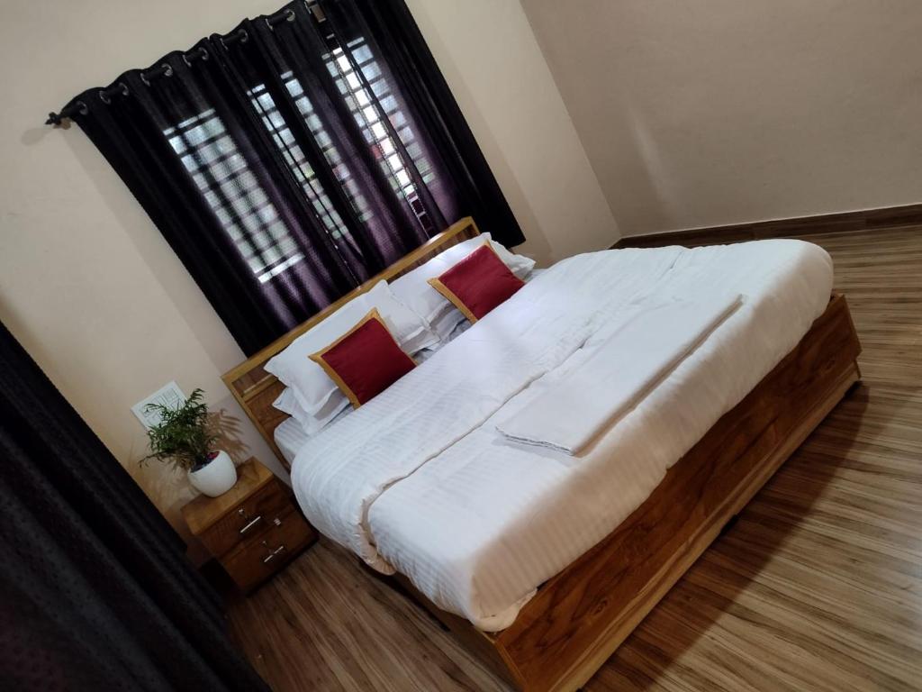 um quarto com uma cama grande e uma janela em antelopewildstay em Kutta