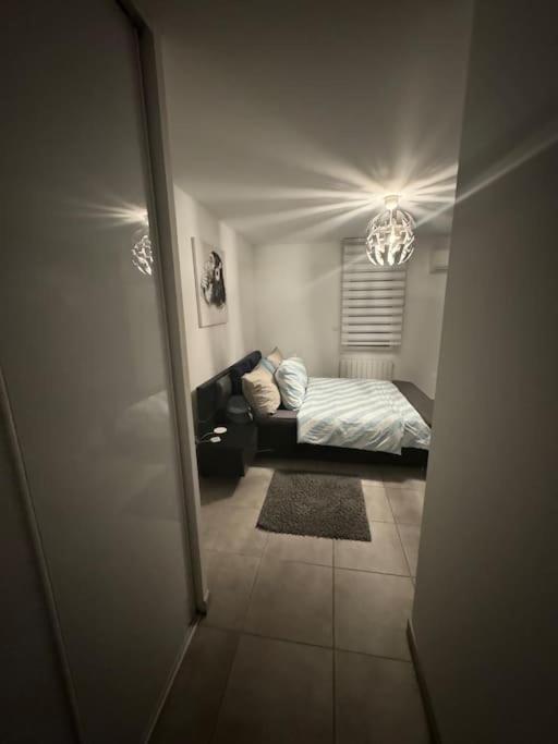 ein Zimmer mit einem Bett und einem Sofa darin in der Unterkunft Villa de vacances avec piscine privative chauffée in Saint-Maime