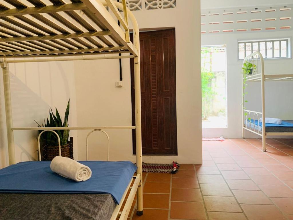 金邊的住宿－Villa Martial Arts Gym & Guesthouse，一间卧室配有两张双层床。