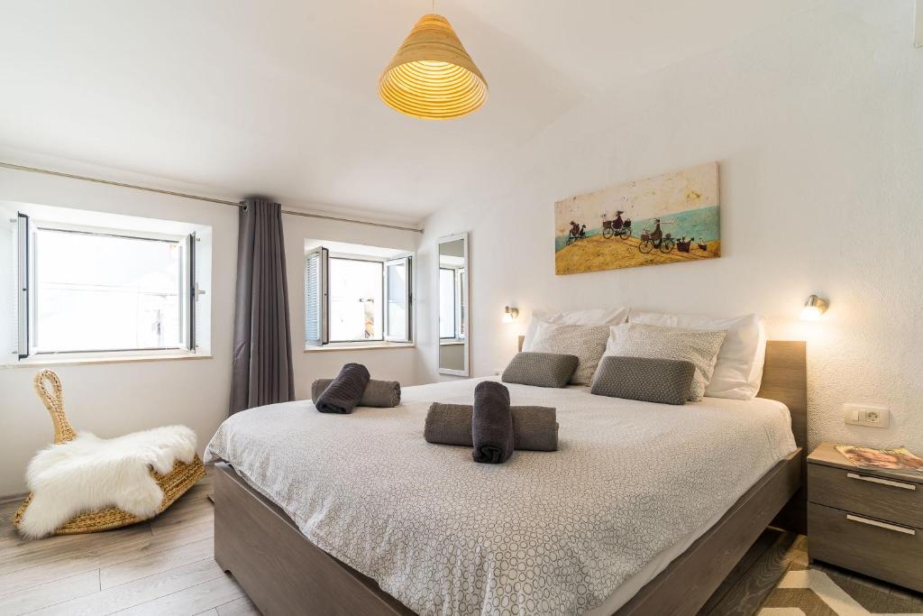 1 dormitorio con 1 cama blanca grande y 2 almohadas en Apartment Mo-Mo, en Dubrovnik