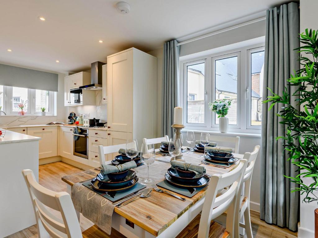 a kitchen and dining room with a table and chairs at 3 Bed in Lulworth Cove 91200 in West Lulworth