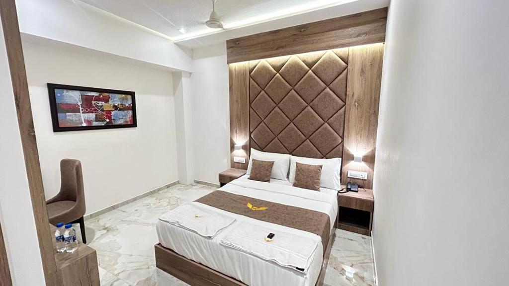 um quarto de hotel com uma cama e uma secretária em MIG SUITES em Mumbai