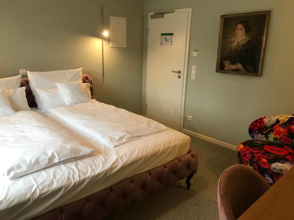 Postel nebo postele na pokoji v ubytování Lèvres Hotel