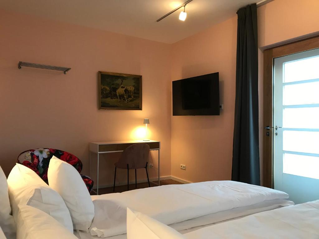 Postel nebo postele na pokoji v ubytování Lèvres Hotel