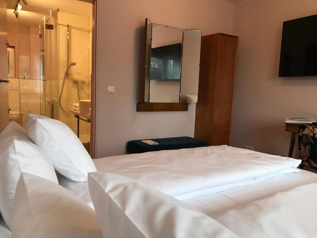 Postel nebo postele na pokoji v ubytování Lèvres Hotel