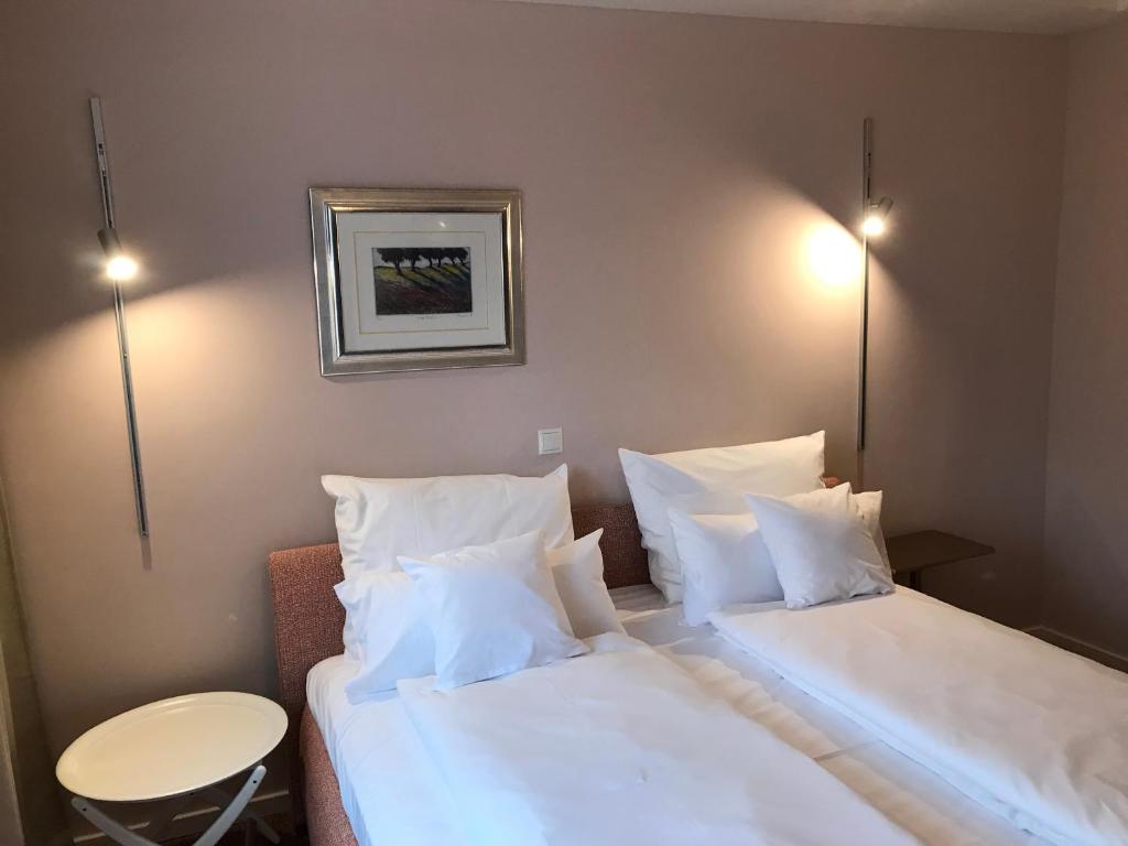 Postel nebo postele na pokoji v ubytování Lèvres Hotel