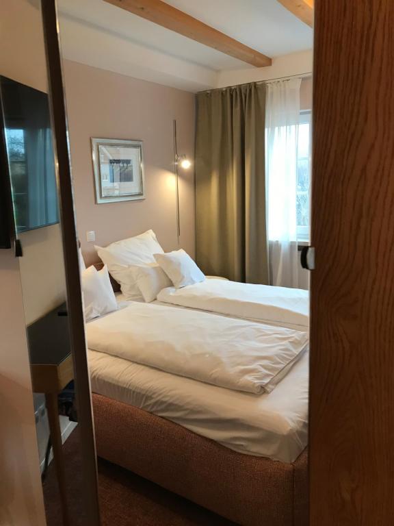 Postel nebo postele na pokoji v ubytování Lèvres Hotel