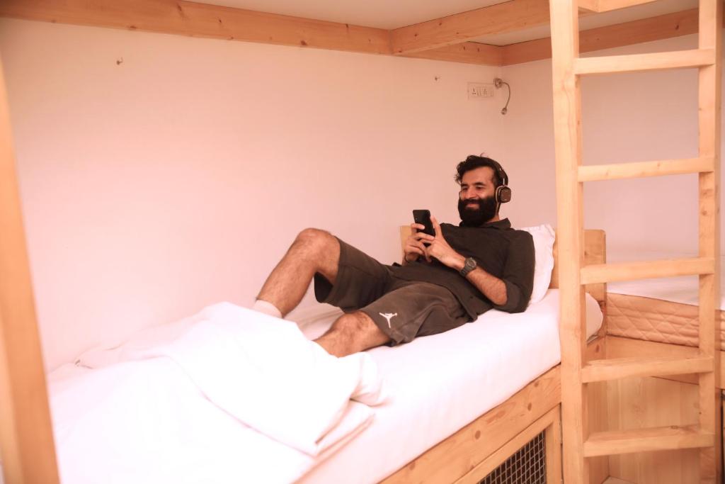 Uma cama ou camas num quarto em Nap Manor Hostels