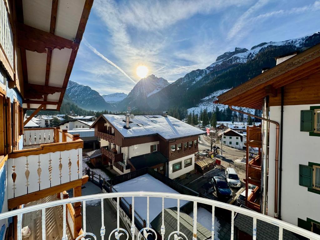 Vista generica sulle montagne o vista sulle montagne dall'interno dell'aparthotel