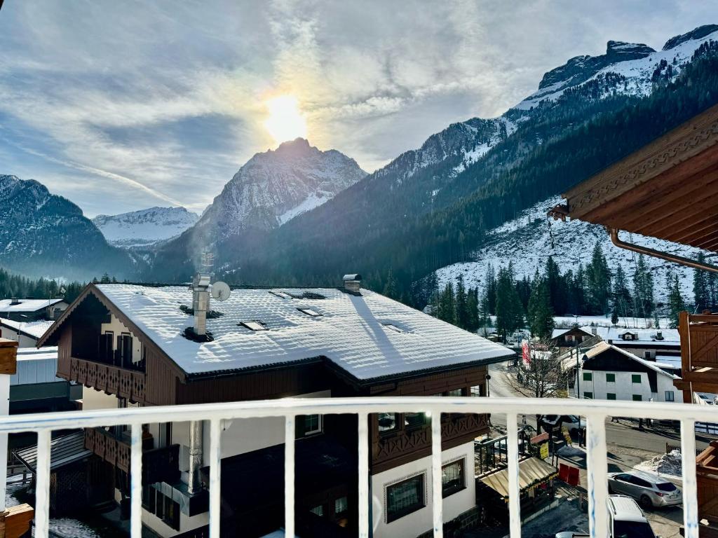 Vista generica sulle montagne o vista sulle montagne dall'interno dell'aparthotel