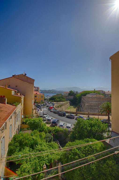 - une vue sur une rue d'une ville dans l'établissement Appartement centre ville Citadelle Ajaccio, à Ajaccio