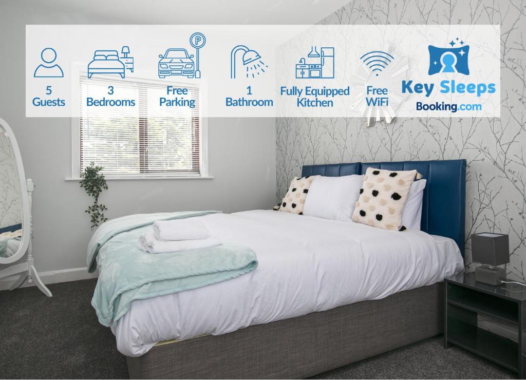 Modern & Contractors & Families & Spacious & Private Parking tesisinde bir odada yatak veya yataklar