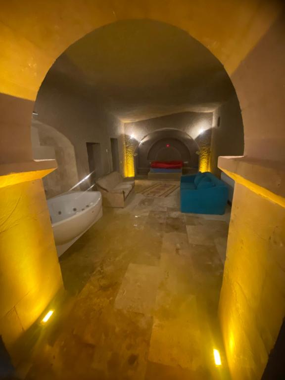 - Baño con bañera en un túnel en Yeşilöz inn Cave otel en Urgup