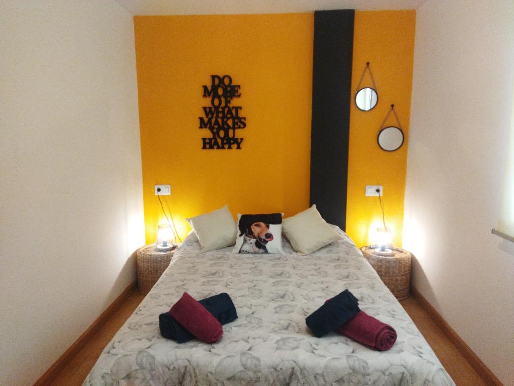 Dormitorio con cama con dosel en la pared en La casica de Sabi, en Sabiñánigo