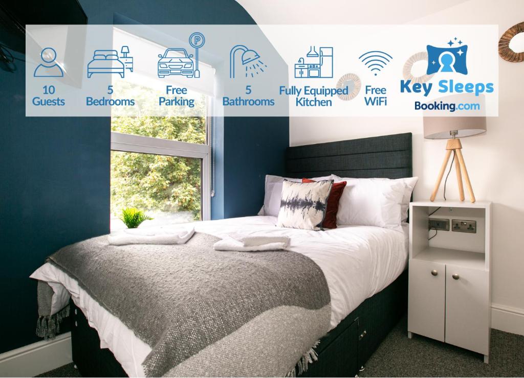 德比的住宿－Contractor & Leisure & En-Suite Bathrooms & Free Parking，一间卧室配有一张蓝色墙壁的床
