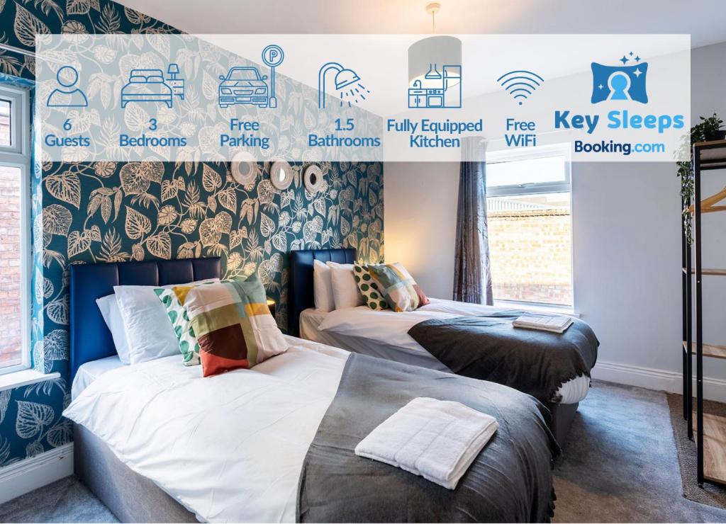 duas camas num quarto com placas na parede em Contractor & Leisure & Garden & Central Location em Grimsby