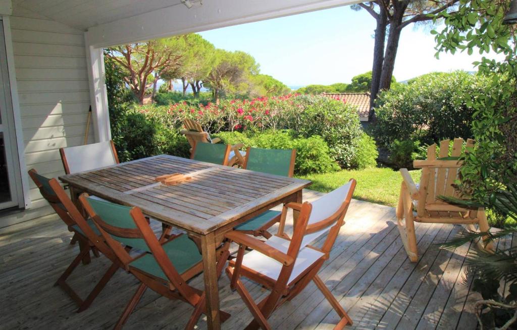 a wooden table and chairs on a patio at GASMED29 - Golfe de St-Tropez - Chalet californien dans domaine privé in Gassin
