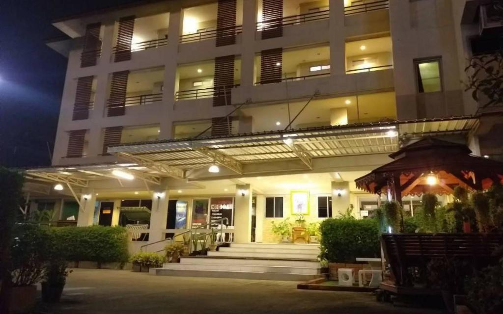 un grand bâtiment avec une façade éclairée la nuit dans l'établissement B9 Airport Resident, à Lat Krabang