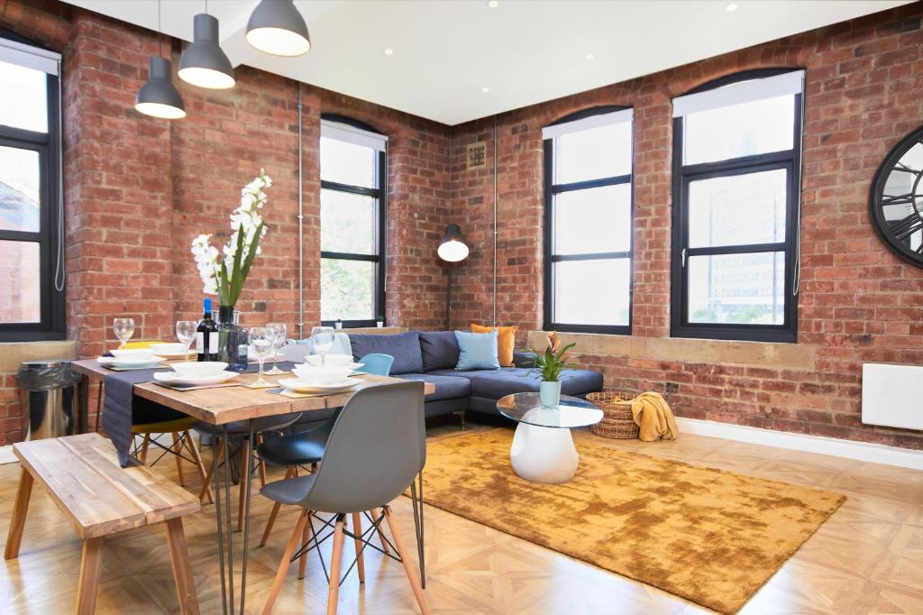 uma sala de estar com uma parede de tijolos em Sleek New York style Apartment in Central Leeds em Leeds