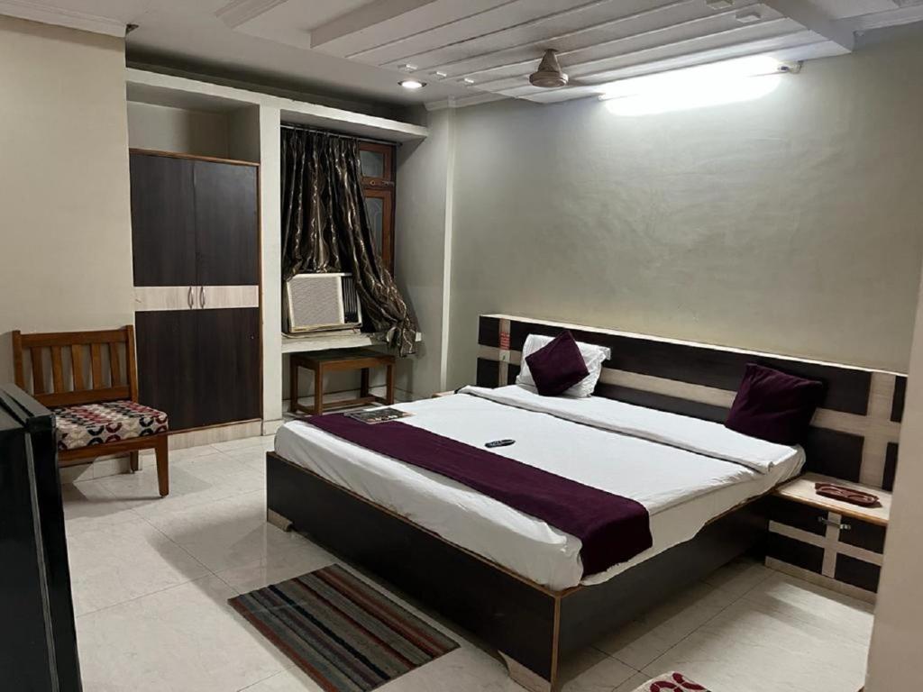 1 dormitorio con 1 cama grande en una habitación en HOTEL ANAND, en v