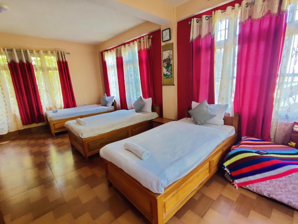 Postel nebo postele na pokoji v ubytování The Shire Kalimpong
